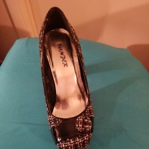 Black And white tweeted pumps